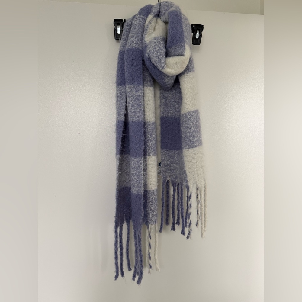 Old Navy Lavender and Cream Fringe Scarf